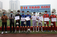 [ẢNH] Khoảnh khắc THPT Hoàng Mai nâng cao cúp vô địch