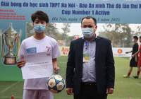 [ẢNH] Khoảnh khắc THPT Hoàng Mai nâng cao cúp vô địch