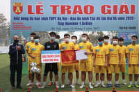 [ẢNH] Khoảnh khắc THPT Hoàng Mai nâng cao cúp vô địch