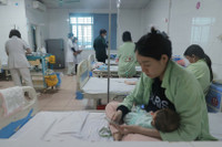 Khoa Nhi bệnh viện lớn ở Hà Nội chật kín bệnh nhi mắc sởi