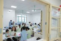 Khoa Nhi bệnh viện lớn ở Hà Nội chật kín bệnh nhi mắc sởi