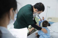 Khoa Nhi bệnh viện lớn ở Hà Nội chật kín bệnh nhi mắc sởi