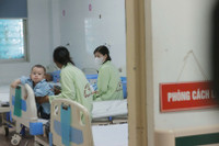 Khoa Nhi bệnh viện lớn ở Hà Nội chật kín bệnh nhi mắc sởi