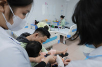 Khoa Nhi bệnh viện lớn ở Hà Nội chật kín bệnh nhi mắc sởi