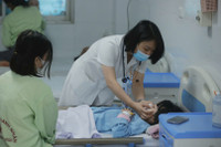 Khoa Nhi bệnh viện lớn ở Hà Nội chật kín bệnh nhi mắc sởi