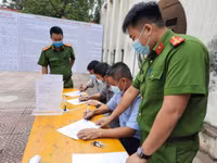 Niềm vui của những công dân đầu tiên ở Hà Nội nhận biển số xe đăng ký tại Công an cấp xã