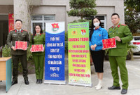 Công an Hà Nội giúp người dân đăng ký định danh điện tử