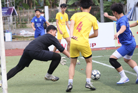 Cầu thủ 1m93 gây chú ý tại giải bóng đá học sinh