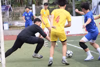 Cầu thủ 1m93 gây chú ý tại giải bóng đá học sinh