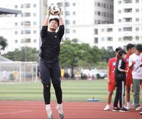 Cầu thủ 1m93 gây chú ý tại giải bóng đá học sinh