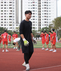 Cầu thủ 1m93 gây chú ý tại giải bóng đá học sinh