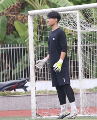 Cầu thủ 1m93 gây chú ý tại giải bóng đá học sinh