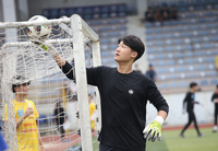 Cầu thủ 1m93 gây chú ý tại giải bóng đá học sinh