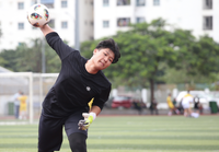 Cầu thủ 1m93 gây chú ý tại giải bóng đá học sinh