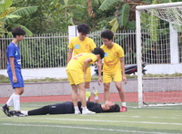 Cầu thủ 1m93 gây chú ý tại giải bóng đá học sinh