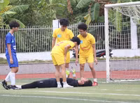 Cầu thủ 1m93 gây chú ý tại giải bóng đá học sinh