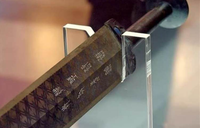 Kinh ngạc thanh kiếm hàng nghìn năm vẫn sắc bén, vừa chạm vào liền đứt tay