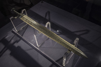 Kinh ngạc thanh kiếm hàng nghìn năm vẫn sắc bén, vừa chạm vào liền đứt tay