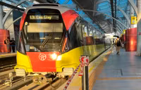 Cả ngàn người xếp hàng chờ trải nghiệm metro Nhổn - Ga Hà Nội trong tiết trời oi nóng đỉnh điểm