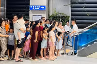 Cả ngàn người xếp hàng chờ trải nghiệm metro Nhổn - Ga Hà Nội trong tiết trời oi nóng đỉnh điểm