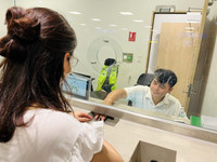 Cả ngàn người xếp hàng chờ trải nghiệm metro Nhổn - Ga Hà Nội trong tiết trời oi nóng đỉnh điểm