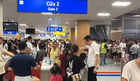 Cả ngàn người xếp hàng chờ trải nghiệm metro Nhổn - Ga Hà Nội trong tiết trời oi nóng đỉnh điểm