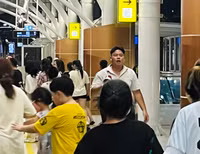 Cả ngàn người xếp hàng chờ trải nghiệm metro Nhổn - Ga Hà Nội trong tiết trời oi nóng đỉnh điểm