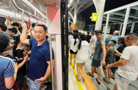 Cả ngàn người xếp hàng chờ trải nghiệm metro Nhổn - Ga Hà Nội trong tiết trời oi nóng đỉnh điểm