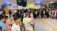 Cả ngàn người xếp hàng chờ trải nghiệm metro Nhổn - Ga Hà Nội trong tiết trời oi nóng đỉnh điểm
