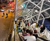 Cả ngàn người xếp hàng chờ trải nghiệm metro Nhổn - Ga Hà Nội trong tiết trời oi nóng đỉnh điểm