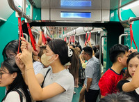 Cả ngàn người xếp hàng chờ trải nghiệm metro Nhổn - Ga Hà Nội trong tiết trời oi nóng đỉnh điểm