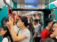 Cả ngàn người xếp hàng chờ trải nghiệm metro Nhổn - Ga Hà Nội trong tiết trời oi nóng đỉnh điểm