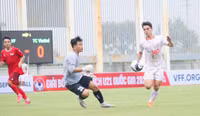 HLV Kim Sang-sik chứng kiến Khuất Văn Khang ghi bàn đẹp mắt