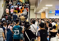 Cả ngàn người xếp hàng chờ trải nghiệm metro Nhổn - Ga Hà Nội trong tiết trời oi nóng đỉnh điểm