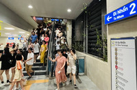 Cả ngàn người xếp hàng chờ trải nghiệm metro Nhổn - Ga Hà Nội trong tiết trời oi nóng đỉnh điểm