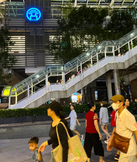 Cả ngàn người xếp hàng chờ trải nghiệm metro Nhổn - Ga Hà Nội trong tiết trời oi nóng đỉnh điểm