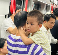 Cả ngàn người xếp hàng chờ trải nghiệm metro Nhổn - Ga Hà Nội trong tiết trời oi nóng đỉnh điểm
