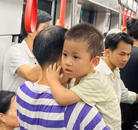 Cả ngàn người xếp hàng chờ trải nghiệm metro Nhổn - Ga Hà Nội trong tiết trời oi nóng đỉnh điểm