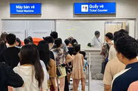 Cả ngàn người xếp hàng chờ trải nghiệm metro Nhổn - Ga Hà Nội trong tiết trời oi nóng đỉnh điểm
