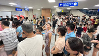 Cả ngàn người xếp hàng chờ trải nghiệm metro Nhổn - Ga Hà Nội trong tiết trời oi nóng đỉnh điểm