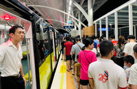 Cả ngàn người xếp hàng chờ trải nghiệm metro Nhổn - Ga Hà Nội trong tiết trời oi nóng đỉnh điểm