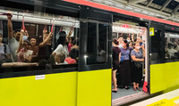 Cả ngàn người xếp hàng chờ trải nghiệm metro Nhổn - Ga Hà Nội trong tiết trời oi nóng đỉnh điểm