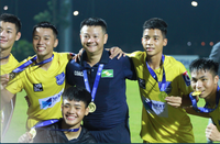 Văn Quyến đứng ngồi không yên trong chiến thắng nghẹt thở của U17 SLNA