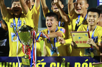 U17 SLNA phấn khích với chức vô địch sau 8 năm chờ đợi