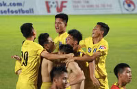 U17 SLNA phấn khích với chức vô địch sau 8 năm chờ đợi