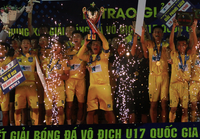 U17 SLNA phấn khích với chức vô địch sau 8 năm chờ đợi