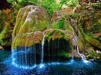 Những thác nước kỳ lạ trái với quy luật tự nhiên trên thế giới