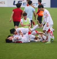 Cầu thủ Viettel phấn khích ăn mừng chức vô địch U17 quốc gia