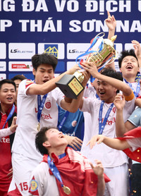 Cầu thủ Viettel phấn khích ăn mừng chức vô địch U17 quốc gia