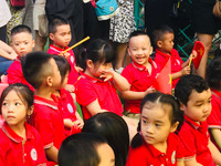 Muôn vàn cảm xúc của trẻ nhỏ trong ngày khai giảng năm học mới